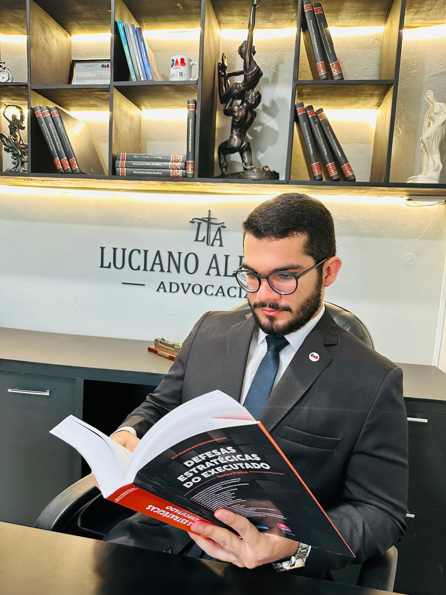 Dr. Luciano Alencar, advogado